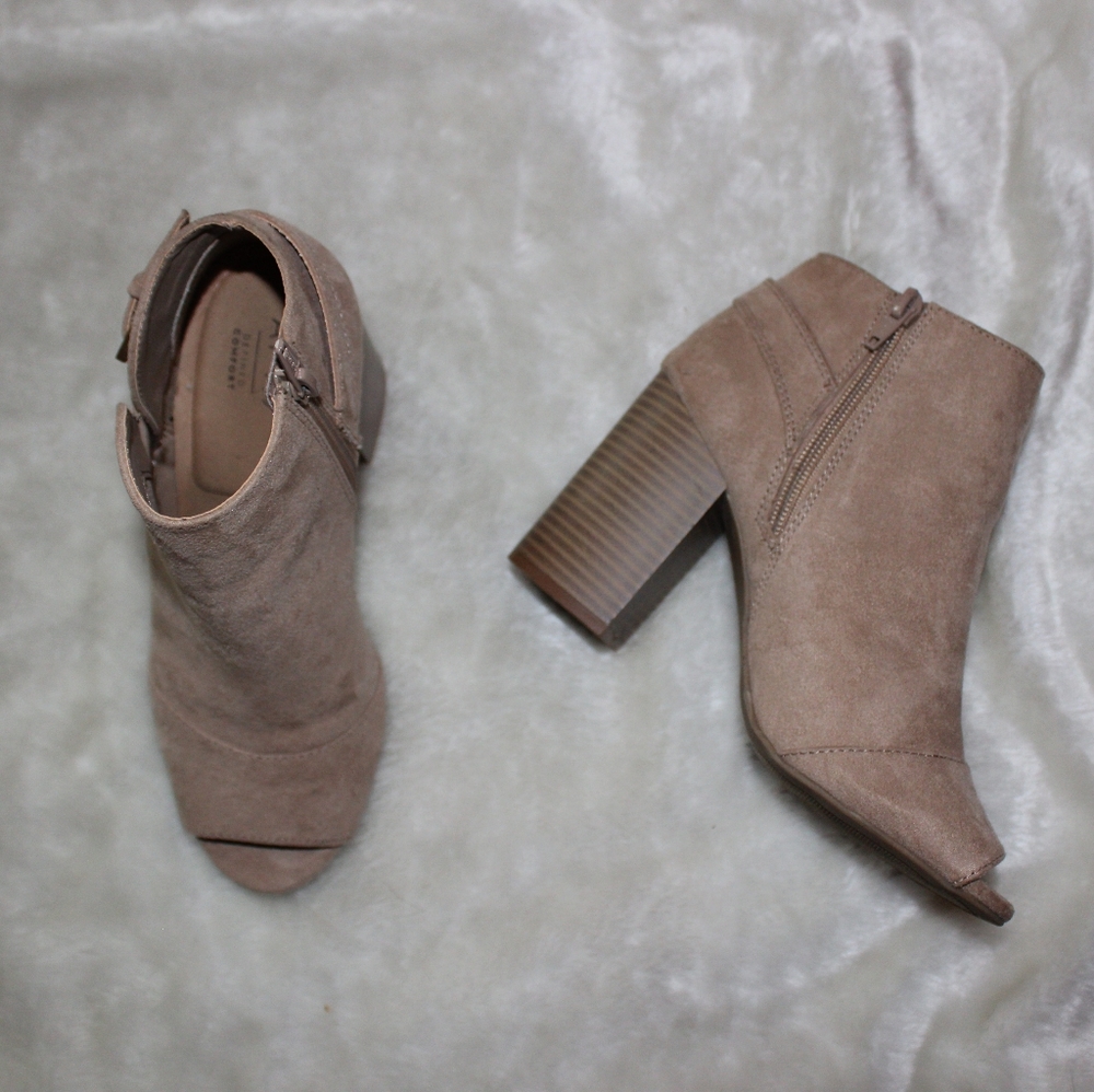 Closure style block heels